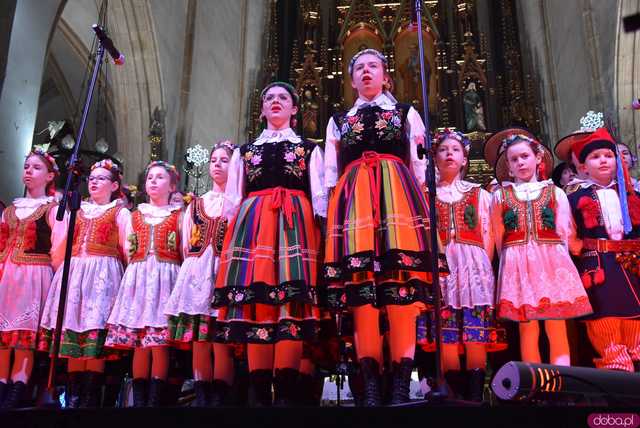 [WIDEO, FOTO] Golec uOrkiestra w strzegomskiej bazylice. Świąteczny koncert wypełnił świątynię po brzegi