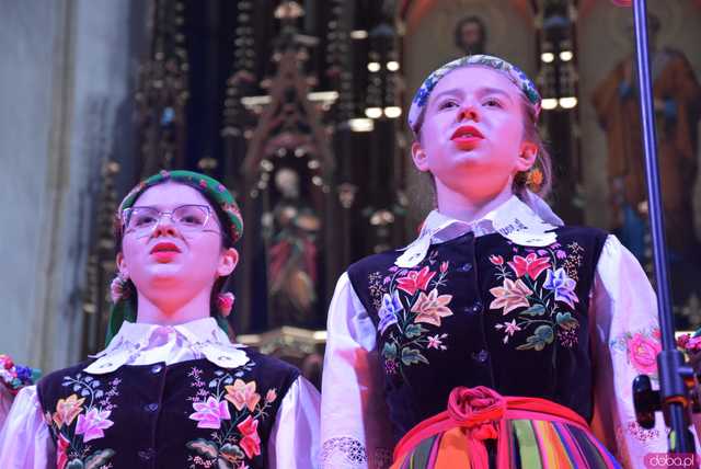 [WIDEO, FOTO] Golec uOrkiestra w strzegomskiej bazylice. Świąteczny koncert wypełnił świątynię po brzegi