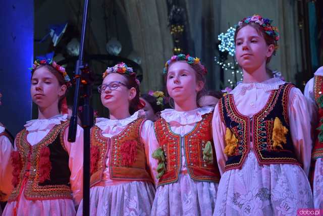 [WIDEO, FOTO] Golec uOrkiestra w strzegomskiej bazylice. Świąteczny koncert wypełnił świątynię po brzegi