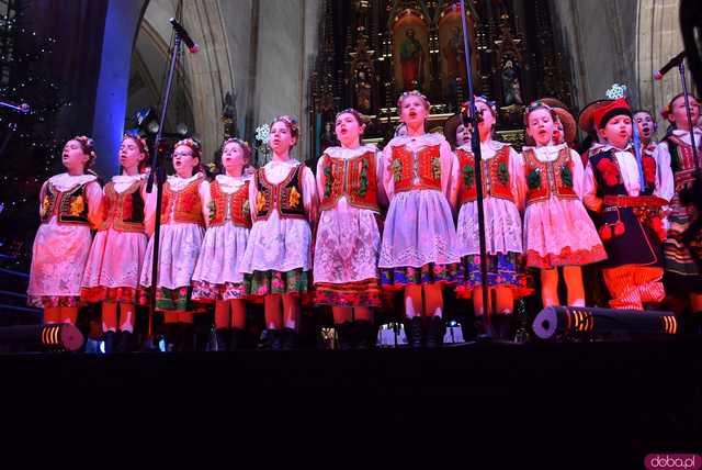 [WIDEO, FOTO] Golec uOrkiestra w strzegomskiej bazylice. Świąteczny koncert wypełnił świątynię po brzegi