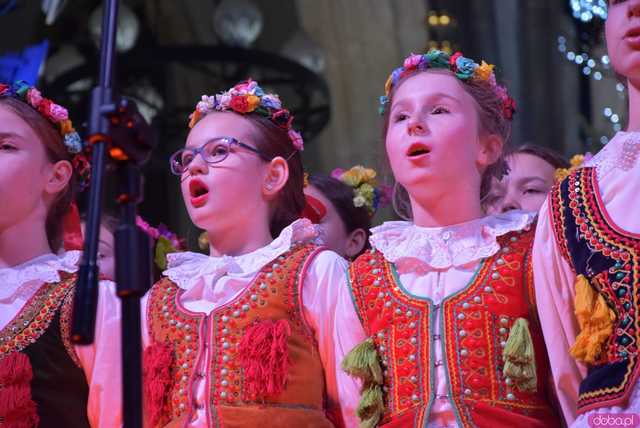 [WIDEO, FOTO] Golec uOrkiestra w strzegomskiej bazylice. Świąteczny koncert wypełnił świątynię po brzegi