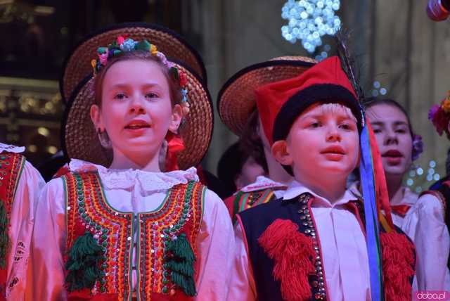 [WIDEO, FOTO] Golec uOrkiestra w strzegomskiej bazylice. Świąteczny koncert wypełnił świątynię po brzegi