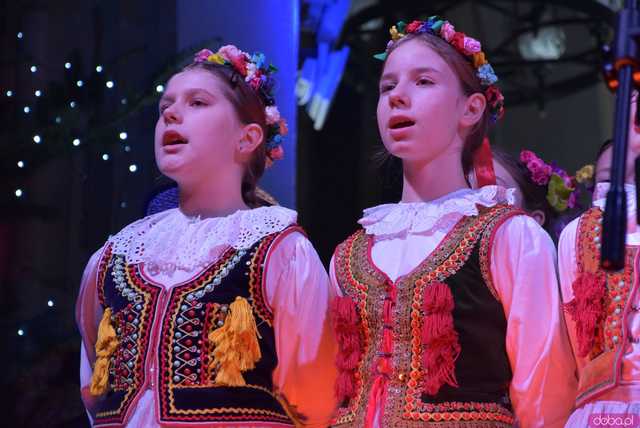 [WIDEO, FOTO] Golec uOrkiestra w strzegomskiej bazylice. Świąteczny koncert wypełnił świątynię po brzegi