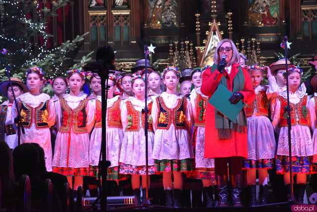 [WIDEO, FOTO] Golec uOrkiestra w strzegomskiej bazylice. Świąteczny koncert wypełnił świątynię po brzegi