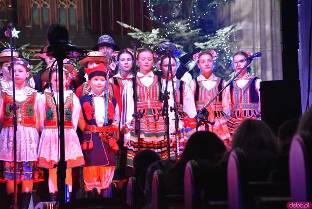 [WIDEO, FOTO] Golec uOrkiestra w strzegomskiej bazylice. Świąteczny koncert wypełnił świątynię po brzegi