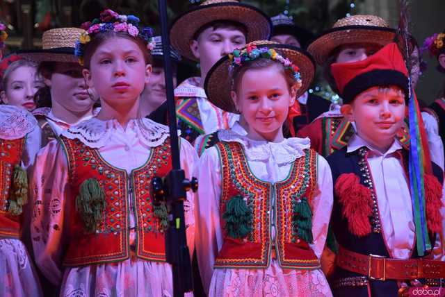 [WIDEO, FOTO] Golec uOrkiestra w strzegomskiej bazylice. Świąteczny koncert wypełnił świątynię po brzegi