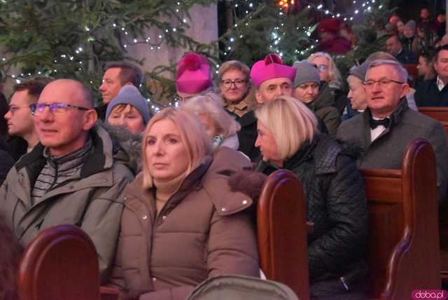 [WIDEO, FOTO] Golec uOrkiestra w strzegomskiej bazylice. Świąteczny koncert wypełnił świątynię po brzegi