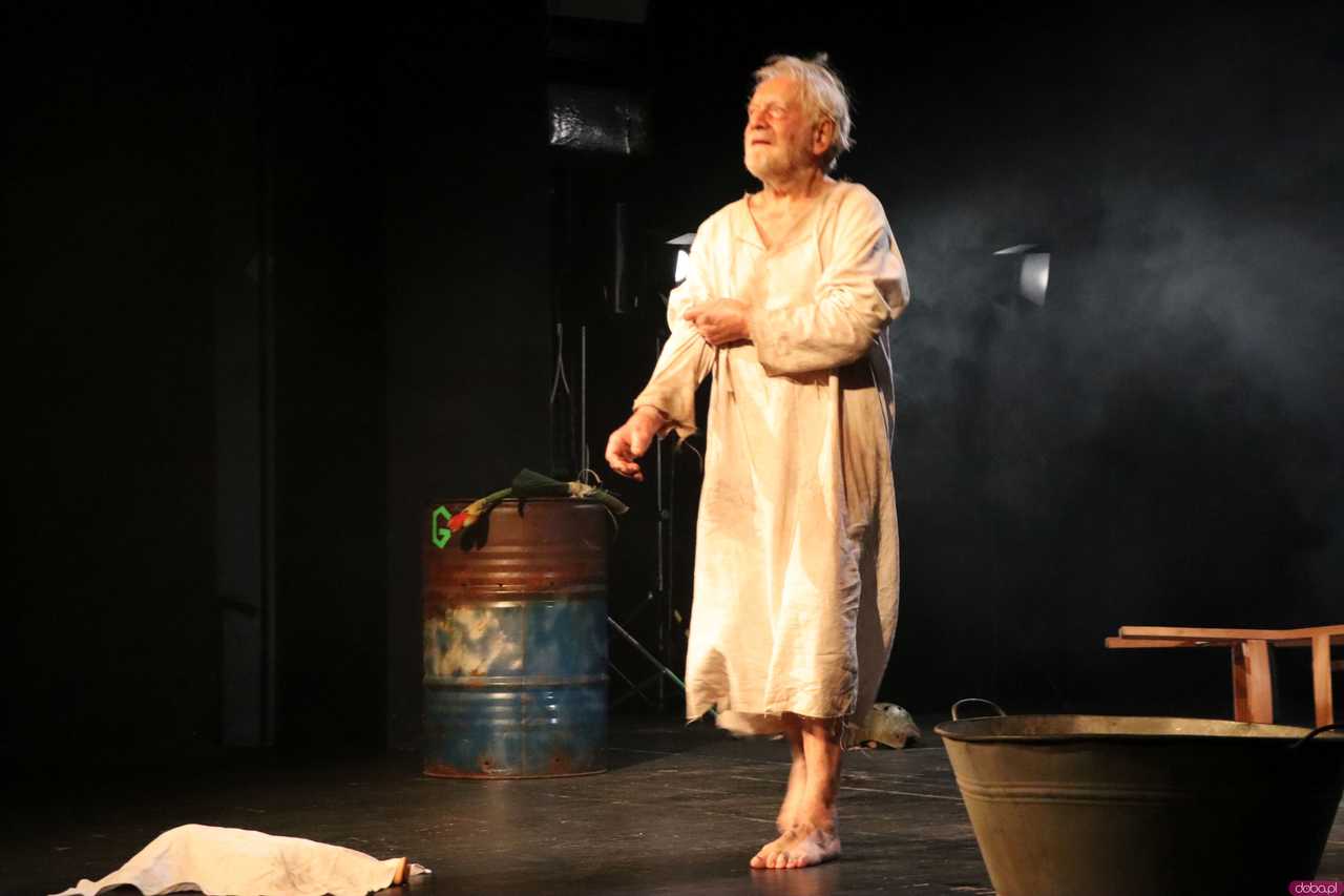 [FOTO]  Andrzej Seweryn w roli szekspirowskiego Leara. Spektakl w świdnickim teatrze