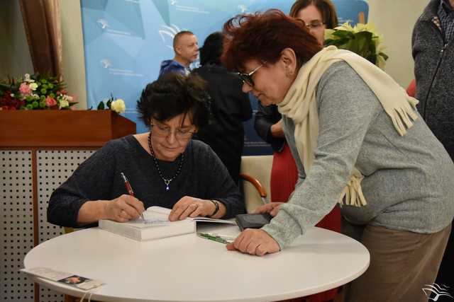 [FOTO] Lucyna Szpilakowska przywołała historię Śmiałowic podczas spotkania autorskiego