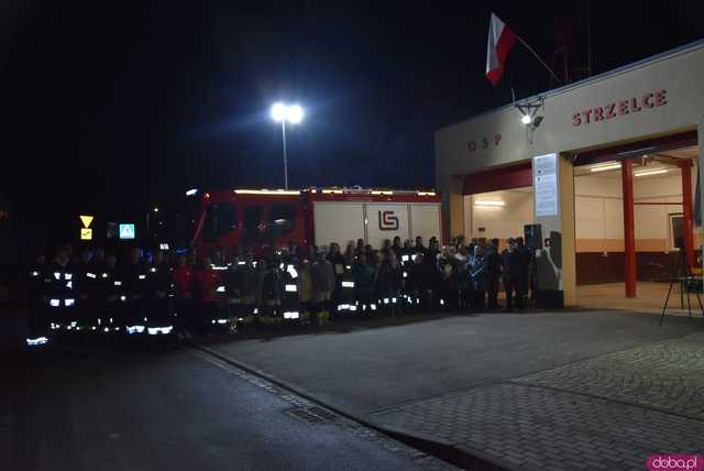 [FOTO] Fajerwerki, race i kolumna strażacka. Uroczyste przyjęcie nowego wozu strażackiego OSP Strzelce