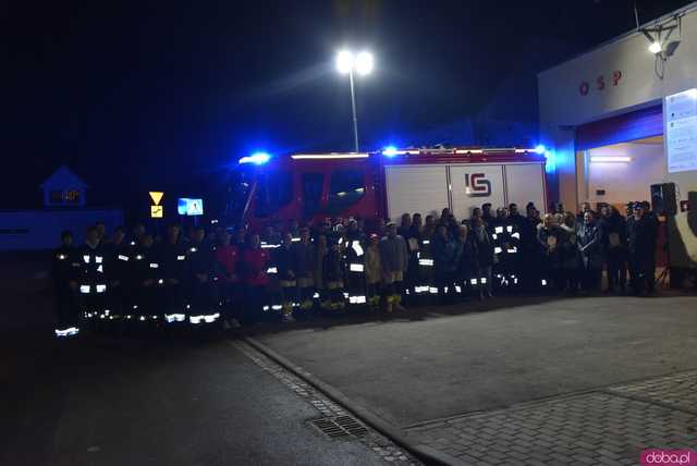 [FOTO] Fajerwerki, race i kolumna strażacka. Uroczyste przyjęcie nowego wozu strażackiego OSP Strzelce