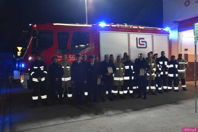 [FOTO] Fajerwerki, race i kolumna strażacka. Uroczyste przyjęcie nowego wozu strażackiego OSP Strzelce