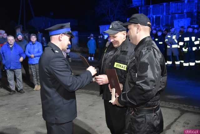 [FOTO] Fajerwerki, race i kolumna strażacka. Uroczyste przyjęcie nowego wozu strażackiego OSP Strzelce