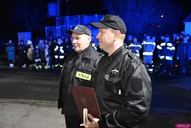 [FOTO] Fajerwerki, race i kolumna strażacka. Uroczyste przyjęcie nowego wozu strażackiego OSP Strzelce