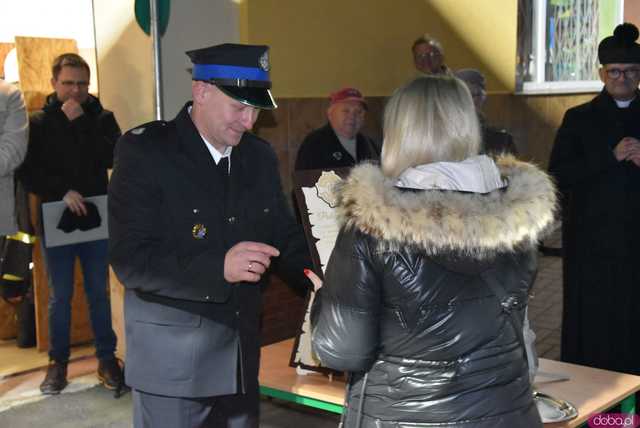 [FOTO] Fajerwerki, race i kolumna strażacka. Uroczyste przyjęcie nowego wozu strażackiego OSP Strzelce