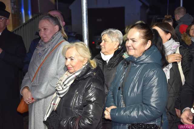 [FOTO] Fajerwerki, race i kolumna strażacka. Uroczyste przyjęcie nowego wozu strażackiego OSP Strzelce