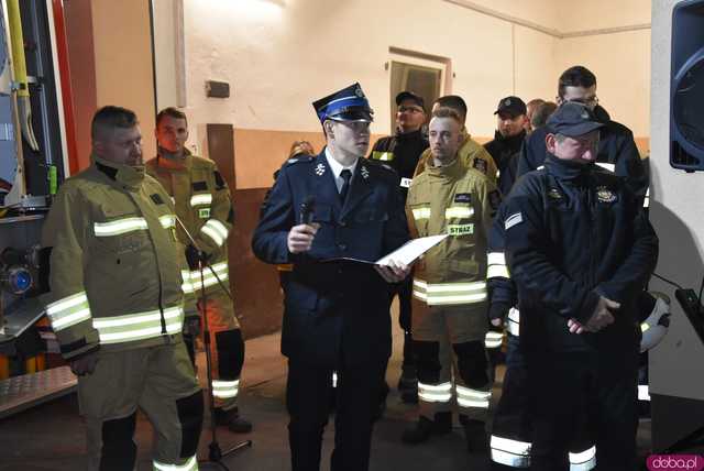 [FOTO] Fajerwerki, race i kolumna strażacka. Uroczyste przyjęcie nowego wozu strażackiego OSP Strzelce