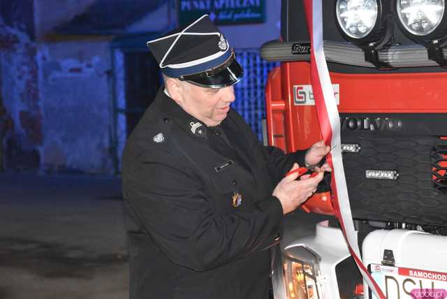 [FOTO] Fajerwerki, race i kolumna strażacka. Uroczyste przyjęcie nowego wozu strażackiego OSP Strzelce