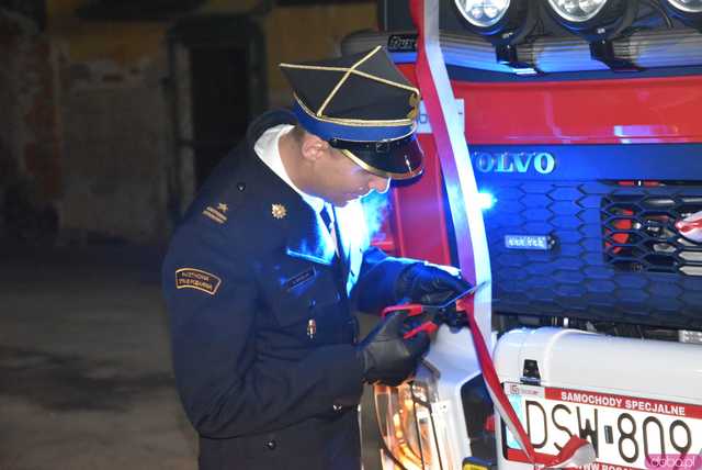 [FOTO] Fajerwerki, race i kolumna strażacka. Uroczyste przyjęcie nowego wozu strażackiego OSP Strzelce