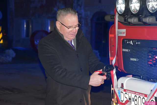 [FOTO] Fajerwerki, race i kolumna strażacka. Uroczyste przyjęcie nowego wozu strażackiego OSP Strzelce