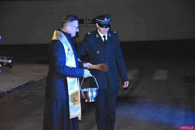 [FOTO] Fajerwerki, race i kolumna strażacka. Uroczyste przyjęcie nowego wozu strażackiego OSP Strzelce