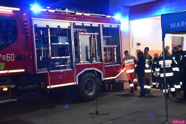 [FOTO] Fajerwerki, race i kolumna strażacka. Uroczyste przyjęcie nowego wozu strażackiego OSP Strzelce