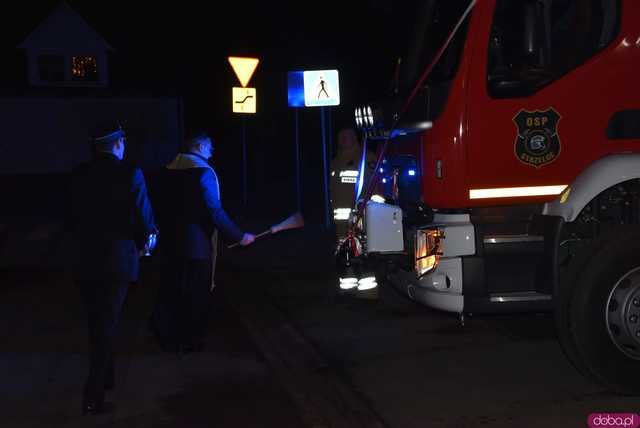 [FOTO] Fajerwerki, race i kolumna strażacka. Uroczyste przyjęcie nowego wozu strażackiego OSP Strzelce