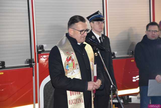 [FOTO] Fajerwerki, race i kolumna strażacka. Uroczyste przyjęcie nowego wozu strażackiego OSP Strzelce