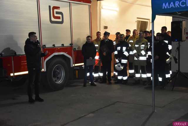 [FOTO] Fajerwerki, race i kolumna strażacka. Uroczyste przyjęcie nowego wozu strażackiego OSP Strzelce