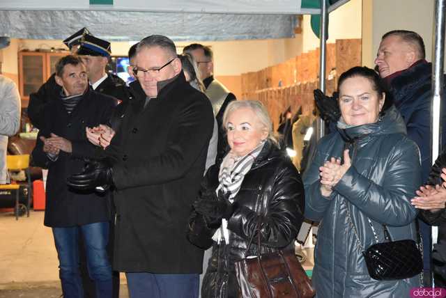 [FOTO] Fajerwerki, race i kolumna strażacka. Uroczyste przyjęcie nowego wozu strażackiego OSP Strzelce