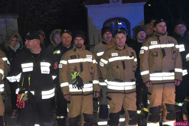 [FOTO] Fajerwerki, race i kolumna strażacka. Uroczyste przyjęcie nowego wozu strażackiego OSP Strzelce