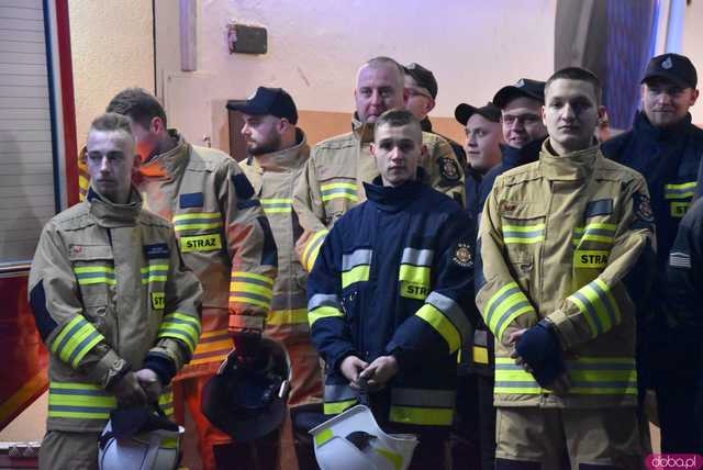 [FOTO] Fajerwerki, race i kolumna strażacka. Uroczyste przyjęcie nowego wozu strażackiego OSP Strzelce