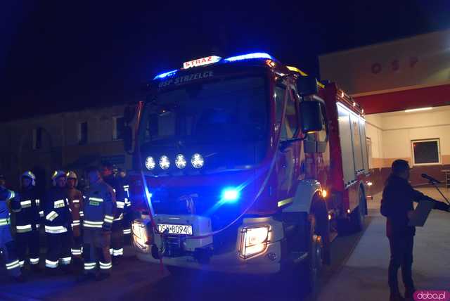 [FOTO] Fajerwerki, race i kolumna strażacka. Uroczyste przyjęcie nowego wozu strażackiego OSP Strzelce