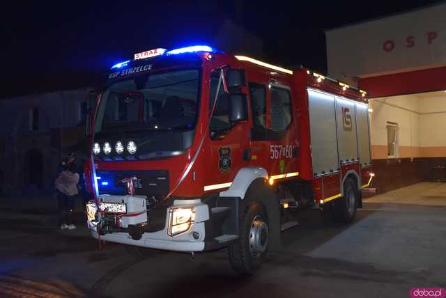 [FOTO] Fajerwerki, race i kolumna strażacka. Uroczyste przyjęcie nowego wozu strażackiego OSP Strzelce