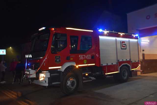 [FOTO] Fajerwerki, race i kolumna strażacka. Uroczyste przyjęcie nowego wozu strażackiego OSP Strzelce