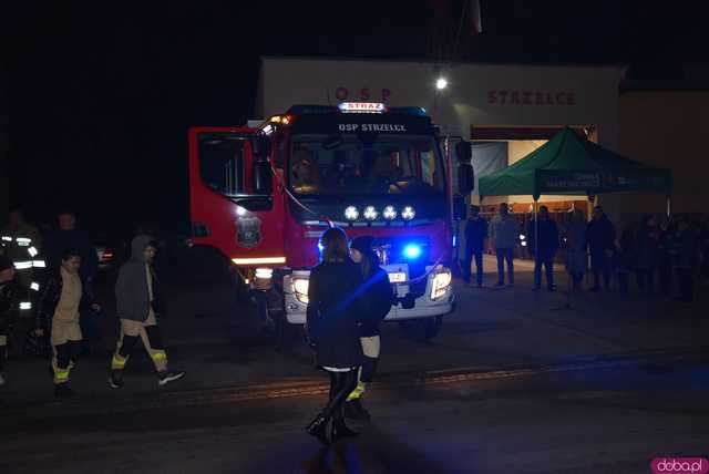 [FOTO] Fajerwerki, race i kolumna strażacka. Uroczyste przyjęcie nowego wozu strażackiego OSP Strzelce