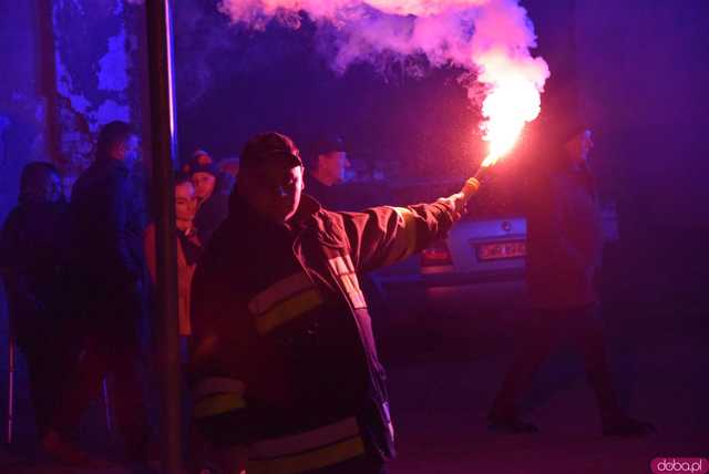 [FOTO] Fajerwerki, race i kolumna strażacka. Uroczyste przyjęcie nowego wozu strażackiego OSP Strzelce