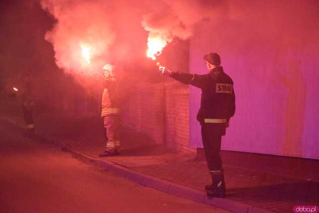 [FOTO] Fajerwerki, race i kolumna strażacka. Uroczyste przyjęcie nowego wozu strażackiego OSP Strzelce