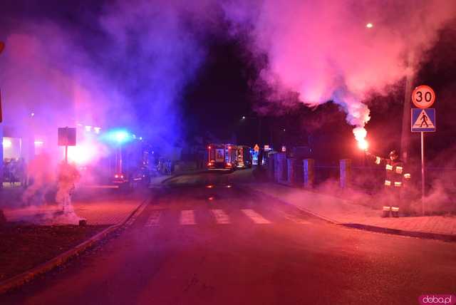 [FOTO] Fajerwerki, race i kolumna strażacka. Uroczyste przyjęcie nowego wozu strażackiego OSP Strzelce
