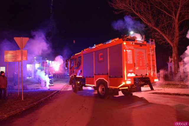 [FOTO] Fajerwerki, race i kolumna strażacka. Uroczyste przyjęcie nowego wozu strażackiego OSP Strzelce