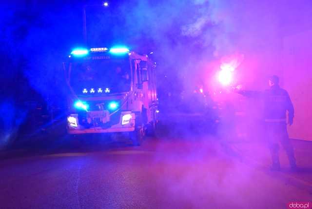 [FOTO] Fajerwerki, race i kolumna strażacka. Uroczyste przyjęcie nowego wozu strażackiego OSP Strzelce
