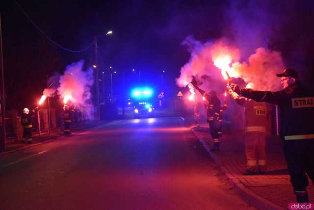 [FOTO] Fajerwerki, race i kolumna strażacka. Uroczyste przyjęcie nowego wozu strażackiego OSP Strzelce