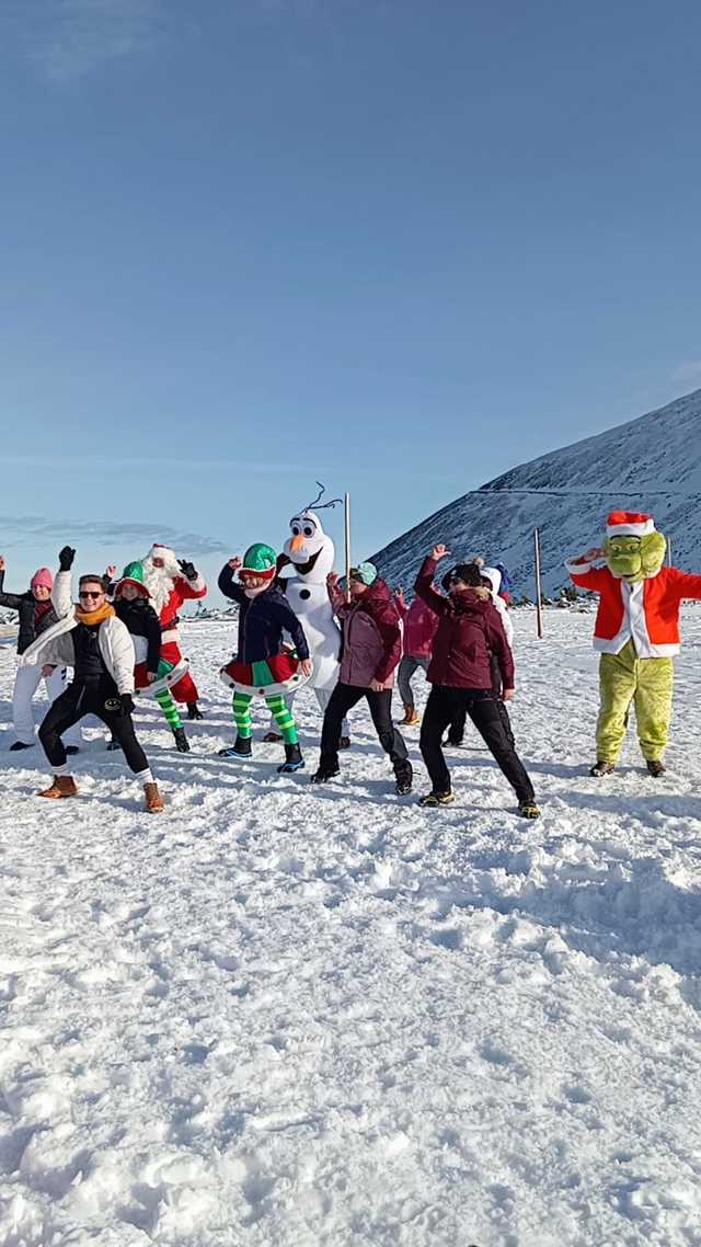 [FOTO] Weszli na najwyższy szczyt Sudetów, aby pomóc Marcelince. Zumba na śniegu, oryginalne stroje i rodzinna atmosfera podczas charytatywnego wejścia na Śnieżkę