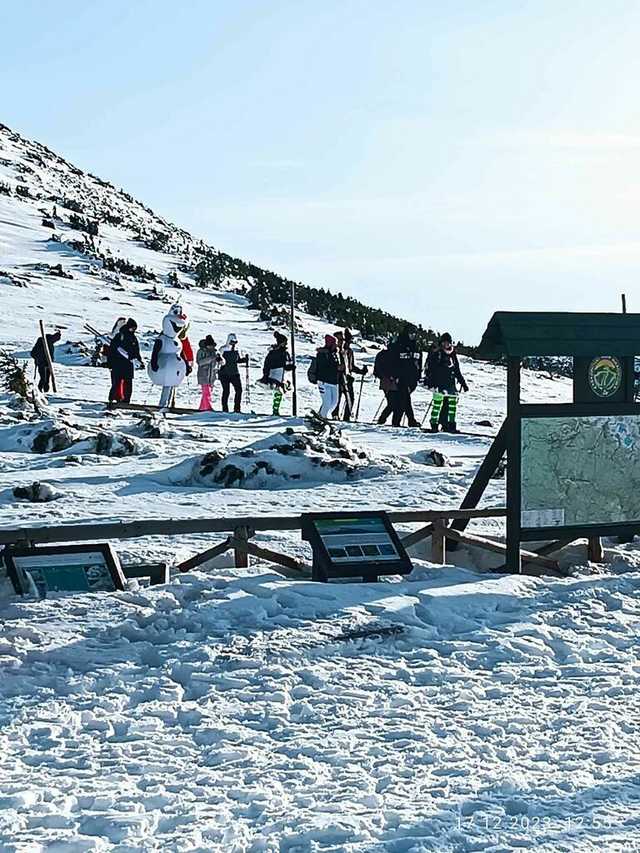 [FOTO] Weszli na najwyższy szczyt Sudetów, aby pomóc Marcelince. Zumba na śniegu, oryginalne stroje i rodzinna atmosfera podczas charytatywnego wejścia na Śnieżkę