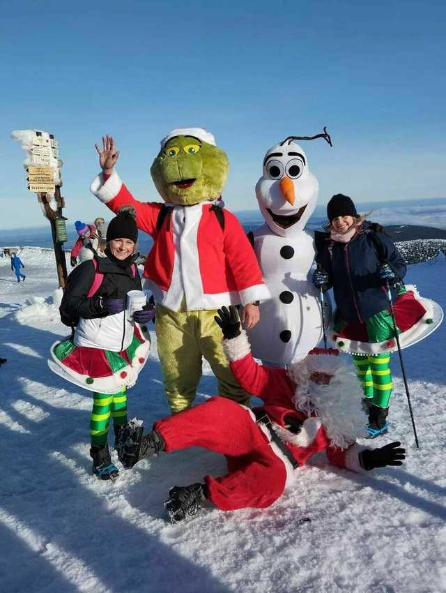 [FOTO] Weszli na najwyższy szczyt Sudetów, aby pomóc Marcelince. Zumba na śniegu, oryginalne stroje i rodzinna atmosfera podczas charytatywnego wejścia na Śnieżkę