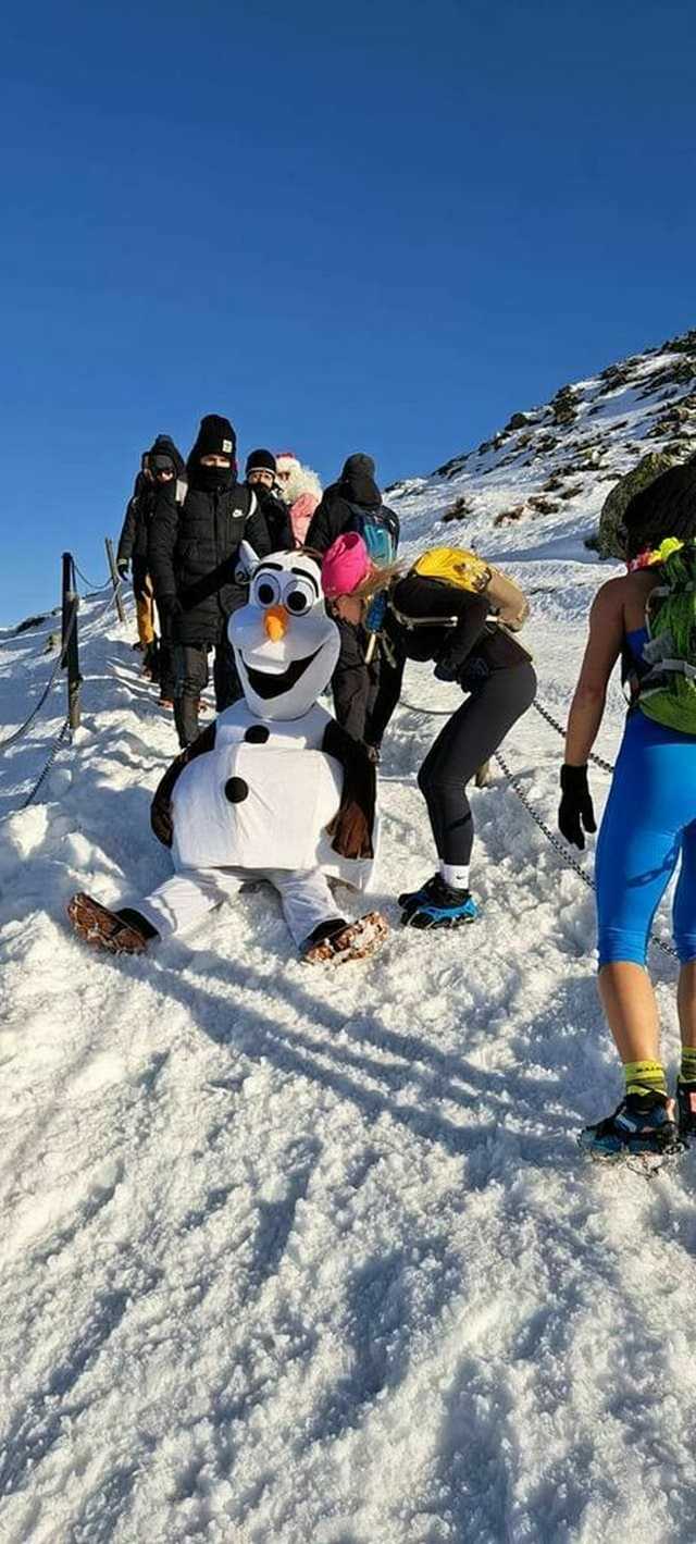 [FOTO] Weszli na najwyższy szczyt Sudetów, aby pomóc Marcelince. Zumba na śniegu, oryginalne stroje i rodzinna atmosfera podczas charytatywnego wejścia na Śnieżkę