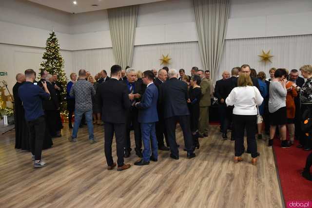 [FOTO] Jasełka, pożegnalne podziękowania wójt Mazurek i przyśpiewka bp Deca. Świąteczna atmosfera na wigilijnym spotkaniu gminy Świdnica