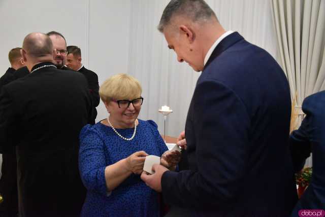 [FOTO] Jasełka, pożegnalne podziękowania wójt Mazurek i przyśpiewka bp Deca. Świąteczna atmosfera na wigilijnym spotkaniu gminy Świdnica