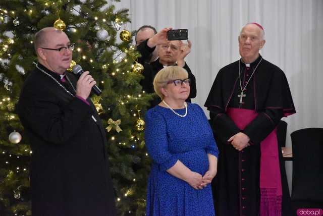 [FOTO] Jasełka, pożegnalne podziękowania wójt Mazurek i przyśpiewka bp Deca. Świąteczna atmosfera na wigilijnym spotkaniu gminy Świdnica