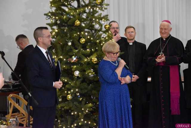 [FOTO] Jasełka, pożegnalne podziękowania wójt Mazurek i przyśpiewka bp Deca. Świąteczna atmosfera na wigilijnym spotkaniu gminy Świdnica